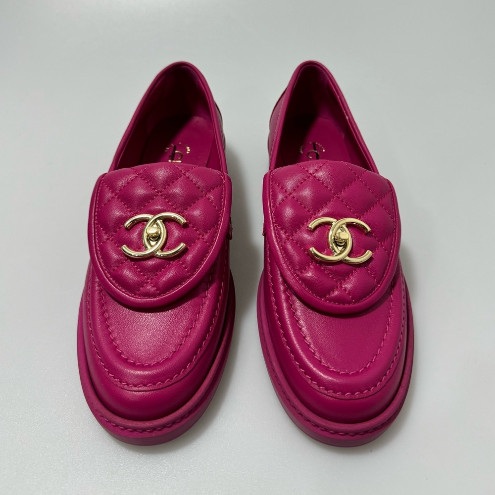 Chanel 23S G36646 Fuchsia Pink Quilted Turn lock CC Gold Logo Loafers EU 36/US 6